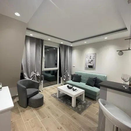 Dora Apartment *